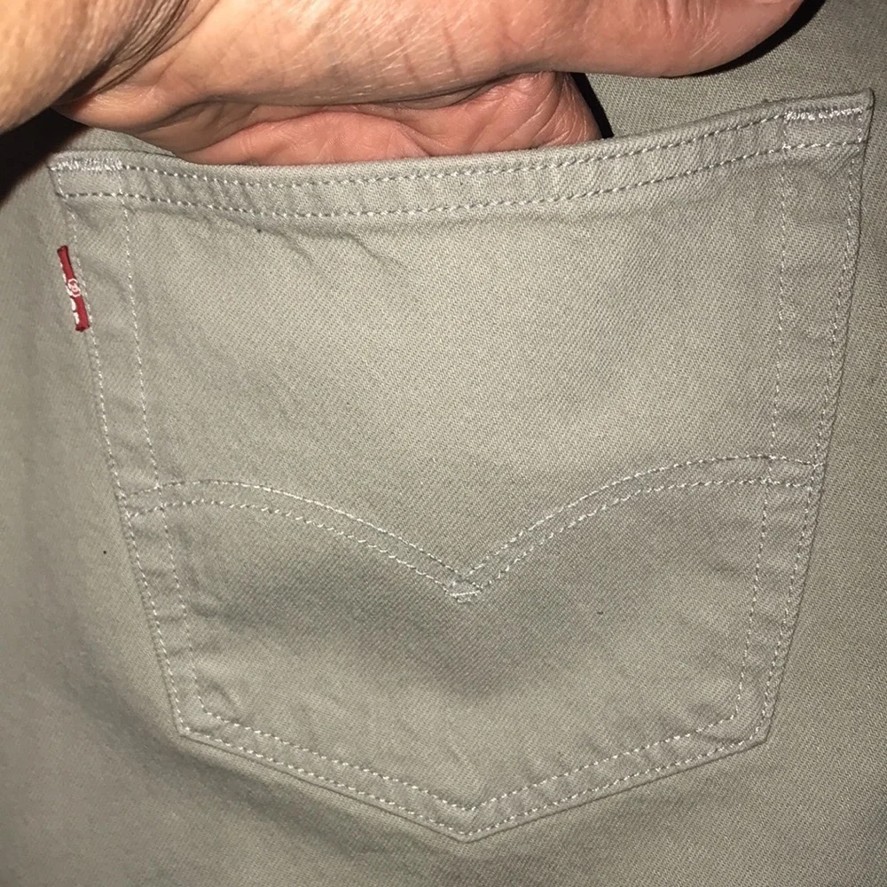 Levis closes brand